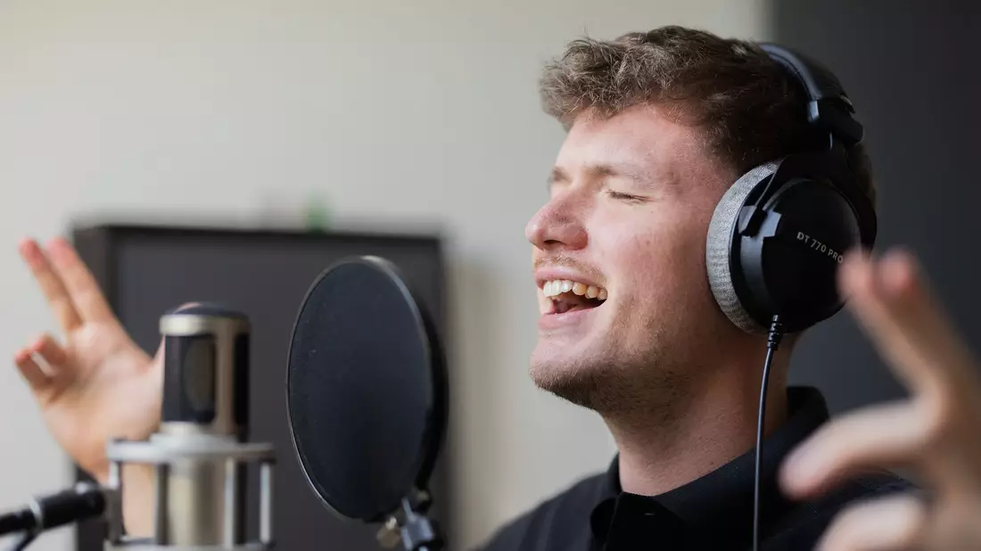 Hier entstehen die Hits: Julian Sommer in seiner Tonkabine. - Bild: Rolf Vennenbernd/dpa
