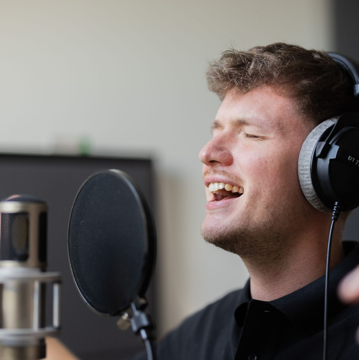Hier entstehen die Hits: Julian Sommer in seiner Tonkabine. - Foto: Rolf Vennenbernd/dpa
