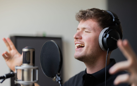 Hier entstehen die Hits: Julian Sommer in seiner Tonkabine. - Foto: Rolf Vennenbernd/dpa