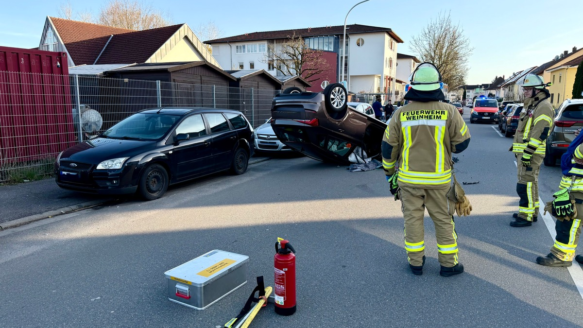 FW Weinheim: Mehrere Einsätze am Donnerstag fordern Feuerwehr Weinheim - bei einem Verkehrsunfall in der Händelstraße landet PKW auf Dach - Foto: presseportal.de