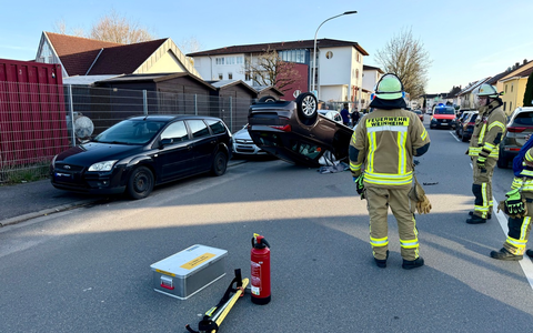 FW Weinheim: Mehrere Einsätze am Donnerstag fordern Feuerwehr Weinheim - bei einem Verkehrsunfall in der Händelstraße landet PKW auf Dach - Foto: presseportal.de