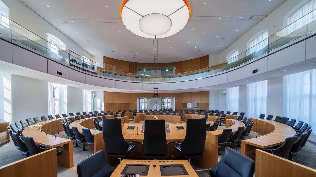 Umfrage deutet auf Kopf-an-Kopf-Rennen zwischen CDU und SPD hin. (Archivbild) - Bild: Andreas Arnold/dpa