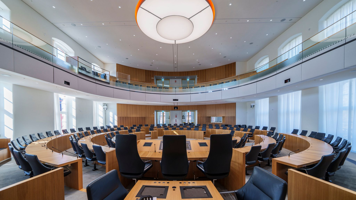 Umfrage deutet auf Kopf-an-Kopf-Rennen zwischen CDU und SPD hin. (Archivbild) - Foto: Andreas Arnold/dpa