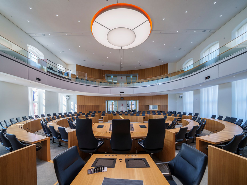 Umfrage deutet auf Kopf-an-Kopf-Rennen zwischen CDU und SPD hin. (Archivbild) - Foto: Andreas Arnold/dpa