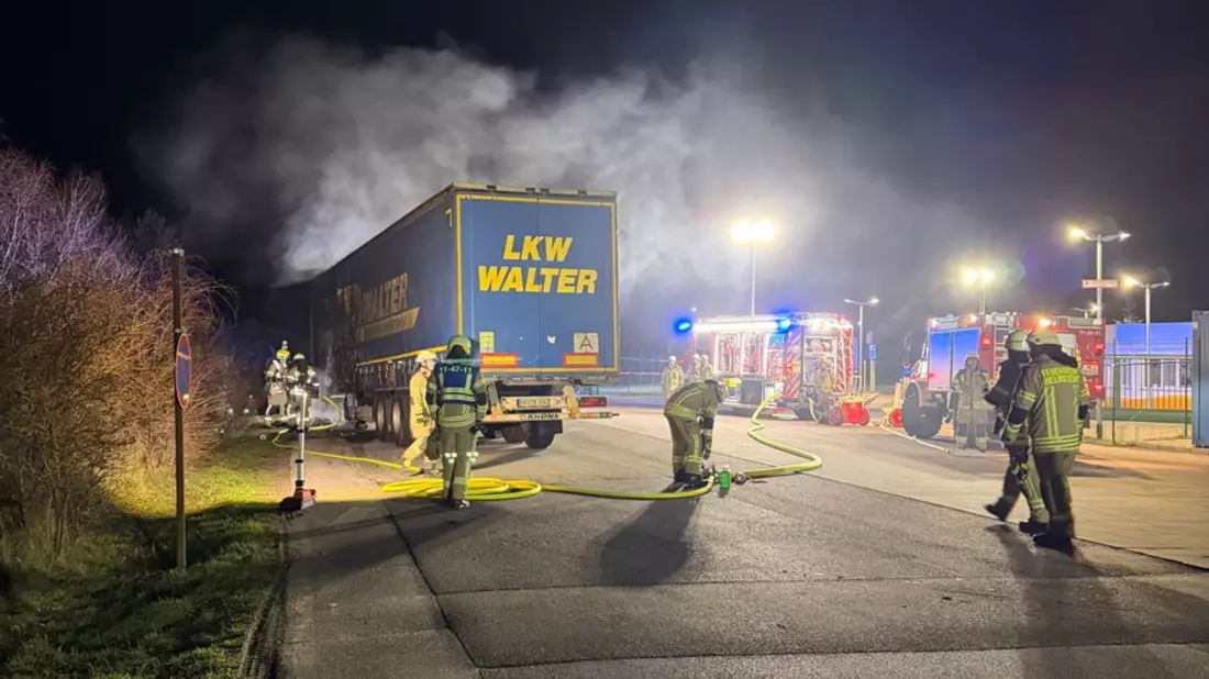 FW Helmstedt: Brand zweier Sattelauflieger - Bild: presseportal.de