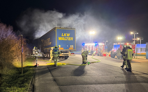 FW Helmstedt: Brand zweier Sattelauflieger - Foto: presseportal.de