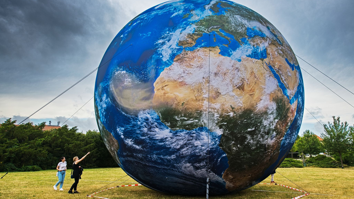 Veränderungen an der Erdoberfläche und in der Atmosphäre beeinflussen die Erdrotation. (Archivbild) - Foto: Uhlíø Patrik/CTK/dpa