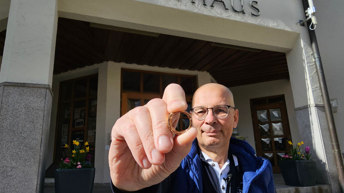 Ein Ehering ist nach einer kleinen Odyssee durch Nordbayern wieder bei seinem Berliner Besitzer angekommen.  - Foto: Mike Müller/dpa