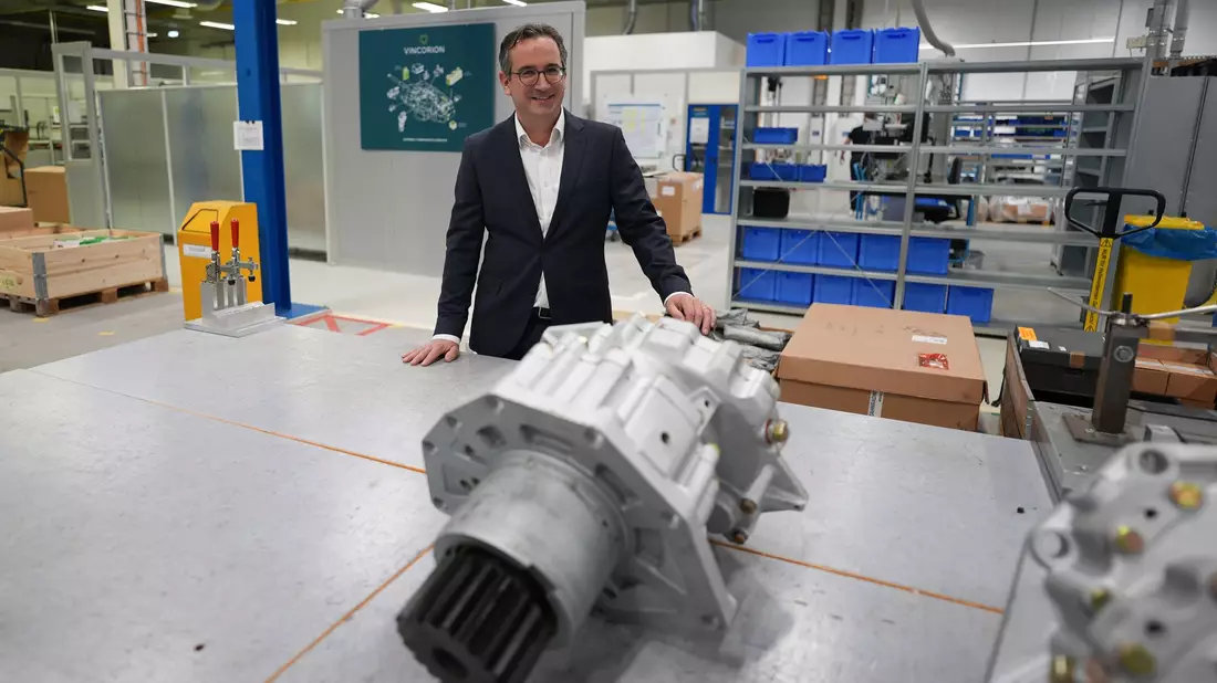 Vincorion-Chef Kajetan von Mentzingen in einer Produktionshalle seines Unternehmens. (Archivbild) - Bild: Marcus Brandt/dpa