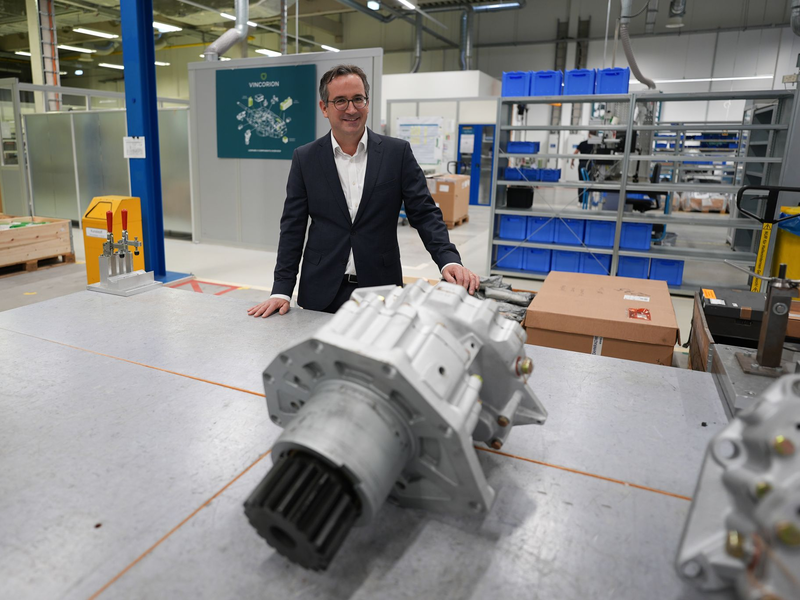 Vincorion-Chef Kajetan von Mentzingen in einer Produktionshalle seines Unternehmens. (Archivbild) - Foto: Marcus Brandt/dpa