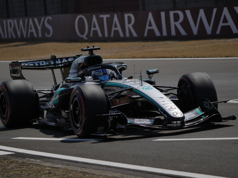 WM-Spitzenreiter George Russell führt auch in China das Feld an. - Foto: Andy Wong/AP/dpa