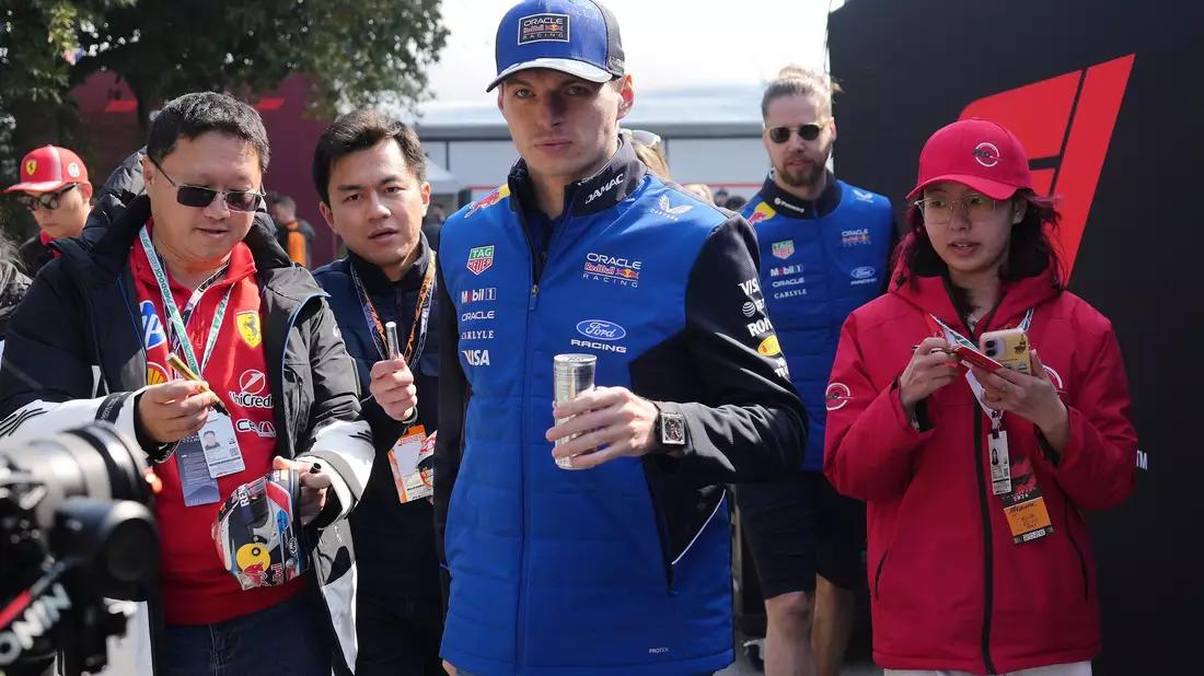 Der viermalige Max Verstappen kommt im Red Bull noch nicht in Fahrt. - Bild: Andy Wong/AP/dpa