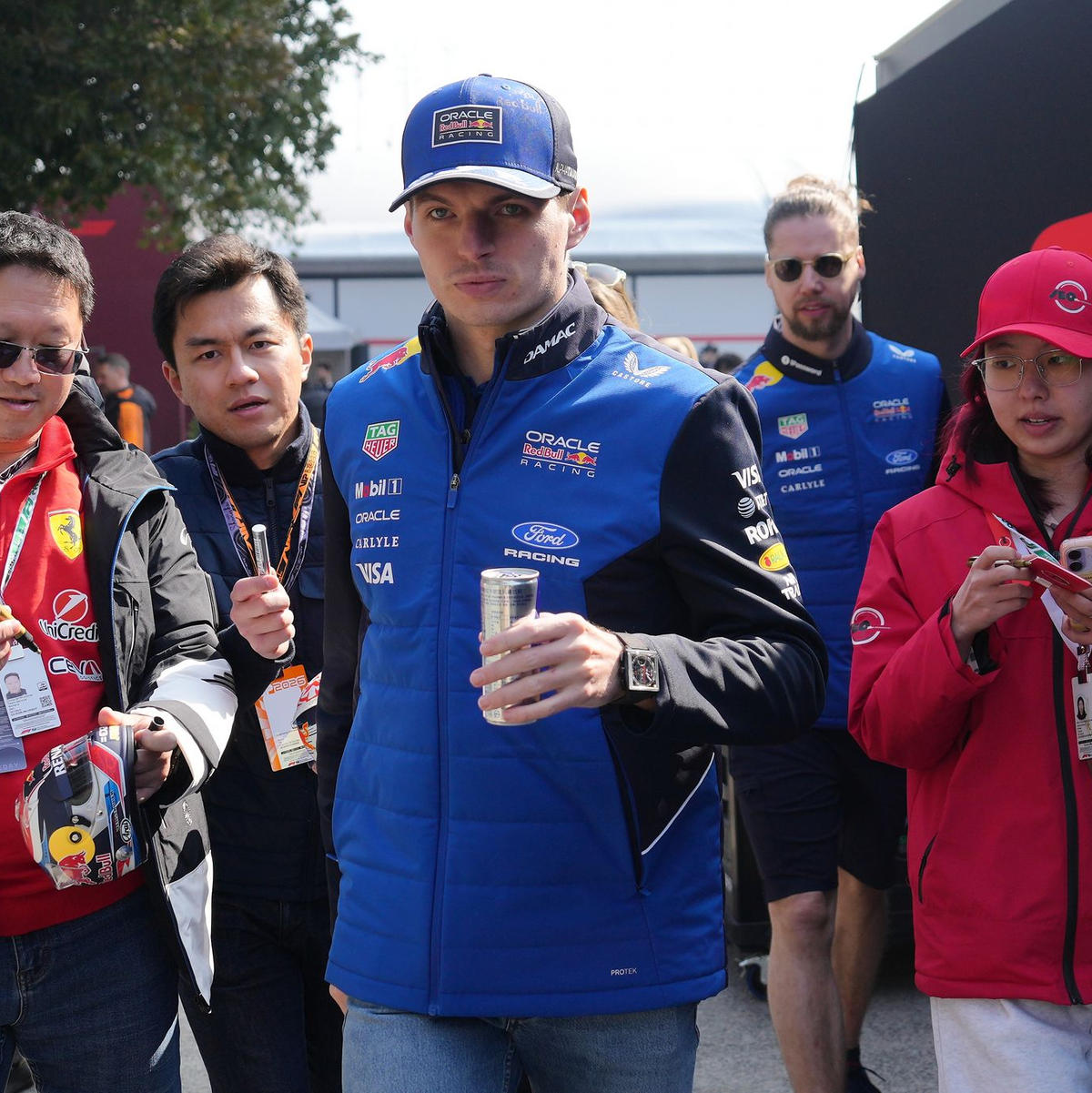 Der viermalige Max Verstappen kommt im Red Bull noch nicht in Fahrt. - Foto: Andy Wong/AP/dpa