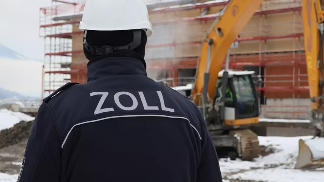 HZA-RO: Zoll nimmt Baugewerbe in den Fokus / Hauptzollamt Rosenheim kontrolliert 16 Betriebe im Rahmen einer bundesweiten Schwerpunktprüfung gegen Schwarzarbeit und illegale Beschäftigung - Bild: presseportal.de