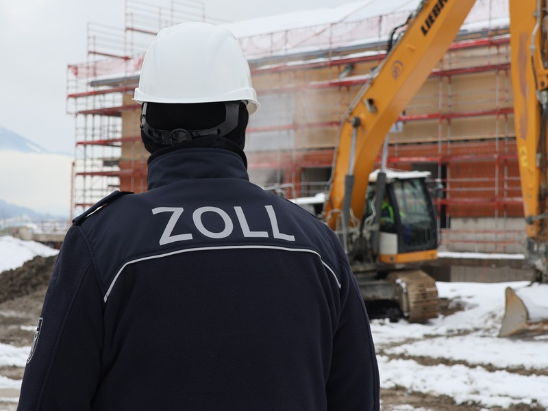 HZA-RO: Zoll nimmt Baugewerbe in den Fokus / Hauptzollamt Rosenheim kontrolliert 16 Betriebe im Rahmen einer bundesweiten SchwerpunktprĂŒfung gegen Schwarzarbeit und illegale BeschĂ€ftigung - Foto: presseportal.de