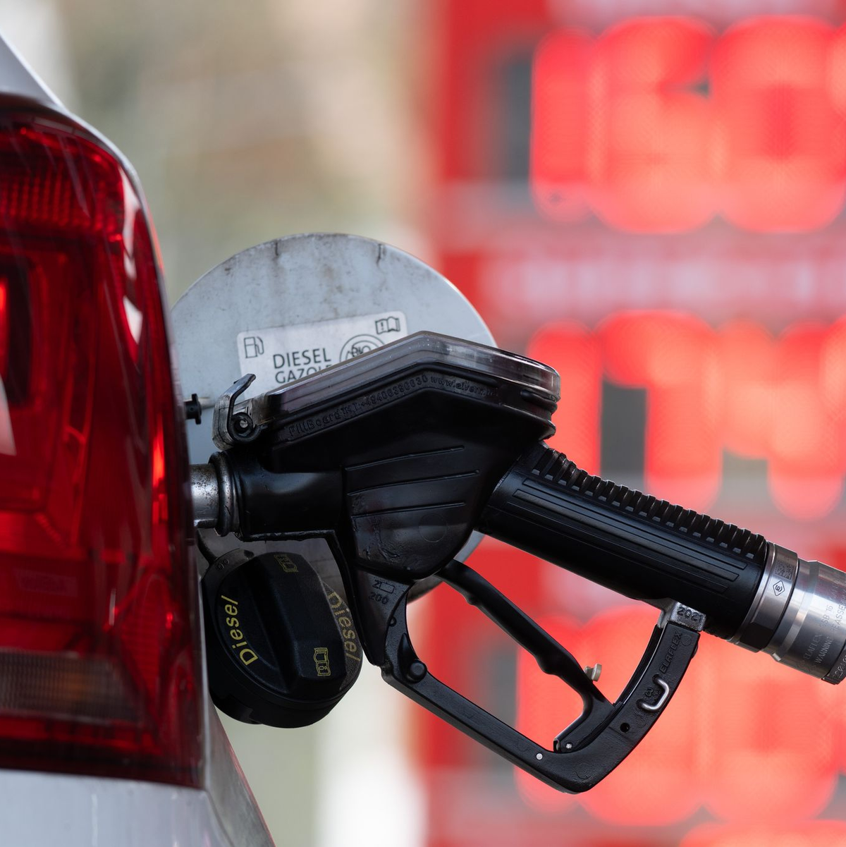 Tanken ist teuer geworden in der Iran-Krise. Vor Subventionen warnen Reiches Berater aber. (Symbolbild) - Foto: Sebastian Kahnert/dpa