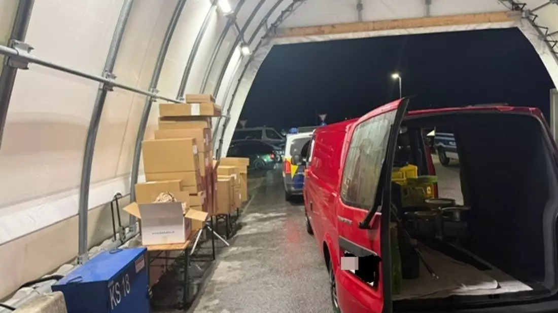 HZA-UL: Einfuhr von Neuwaren aus der Schweiz nicht angemeldet/Auch Transporter nachverzollt - Bild: presseportal.de