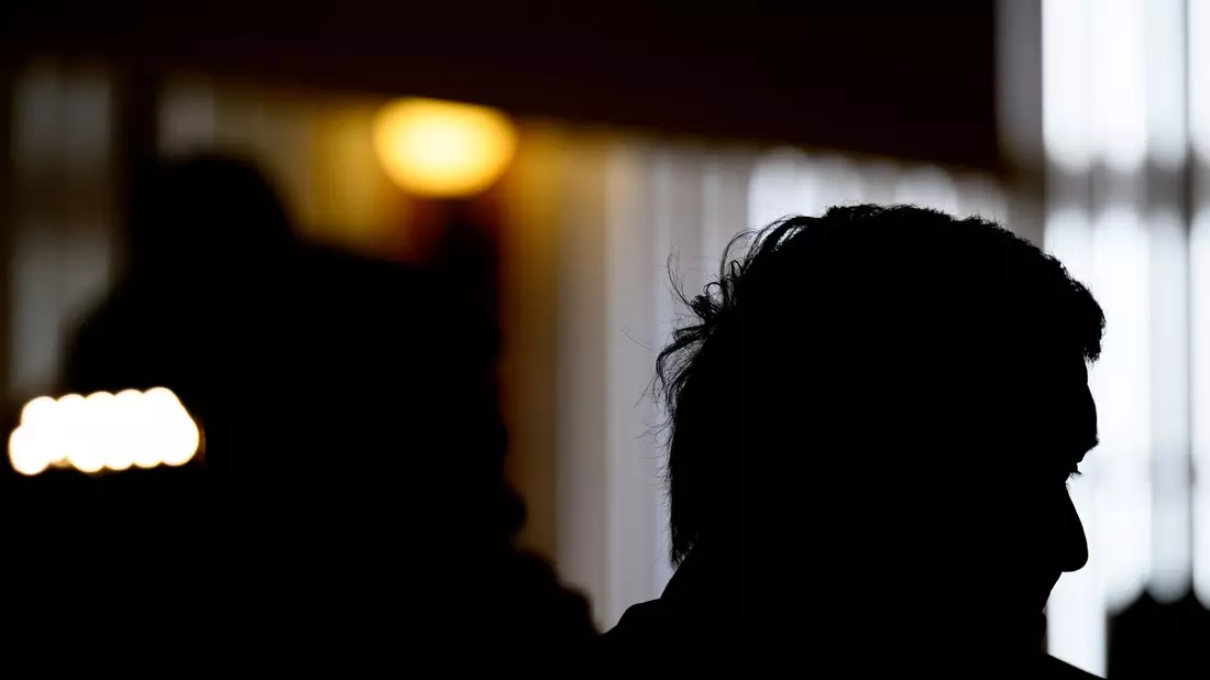 Der Busfahrer hat vor Gericht einen Fehler eingeräumt.  - Bild: Hendrik Schmidt/dpa