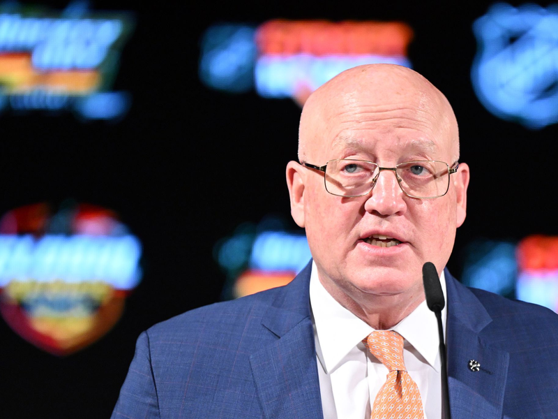 Bill Daly, stellvertretender Commissioner der NHL, verkündet, dass die nordamerikanische Eishockeyliga nach Deutschland kommt. - Foto: Federico Gambarini/dpa