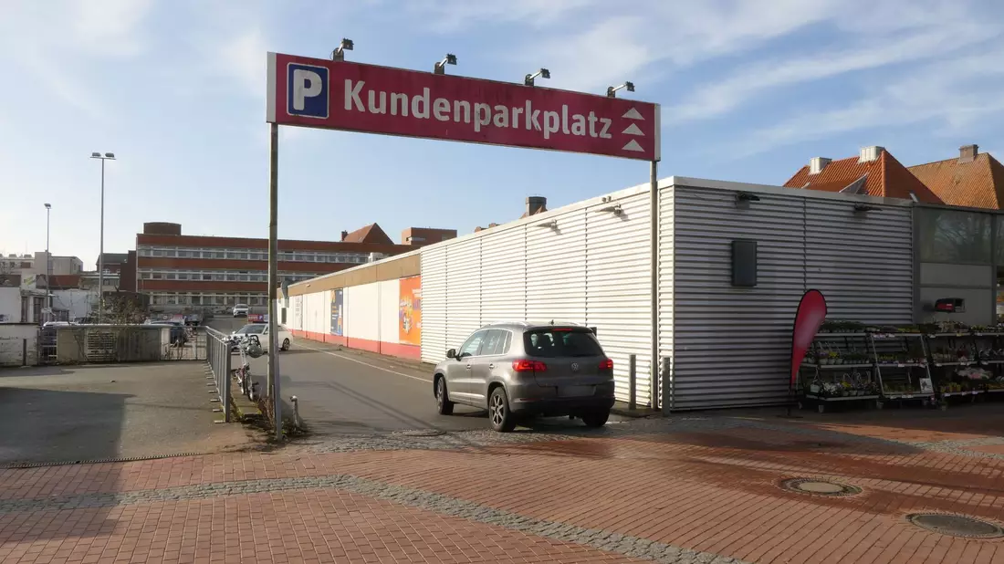 Vor einem Supermarkt war am Mittwochabend gegen 20.45 Uhr ein Streit derart eskaliert, dass ein Jugendlicher starb. Nach dpa-Informationen war er 15 Jahre alt. - Bild: --/Danfoto/dpa