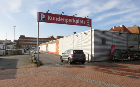 Vor einem Supermarkt war am Mittwochabend gegen 20.45 Uhr ein Streit derart eskaliert, dass ein Jugendlicher starb. Nach dpa-Informationen war er 15 Jahre alt. - Foto: --/Danfoto/dpa Vor einem Supermarkt war am Mittwochabend gegen 20.45 Uhr ein Streit derart eskaliert, dass ein Jugendlicher starb. Nach dpa-Informationen war er 15 Jahre alt. - Foto: --/Danfoto/dpa