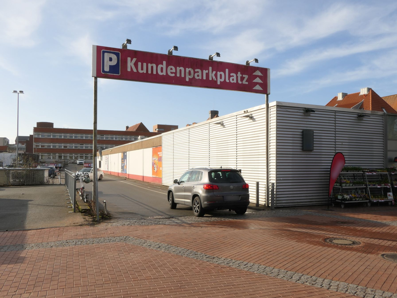 Vor einem Supermarkt war am Mittwochabend gegen 20.45 Uhr ein Streit derart eskaliert, dass ein Jugendlicher starb. Nach dpa-Informationen war er 15 Jahre alt. - Foto: --/Danfoto/dpa