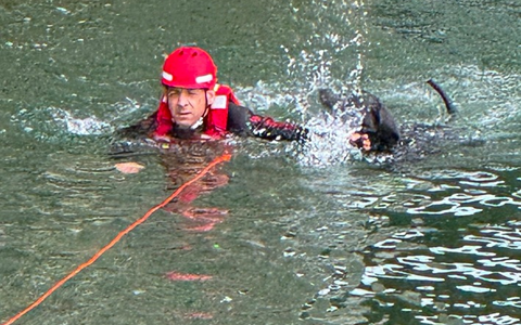 FW-M: Vier Pfoten auf Abwegen - Feuerwehr rettet Hund aus Isar (Oberföhring) - Foto: presseportal.de FW-M: Vier Pfoten auf Abwegen - Feuerwehr rettet Hund aus Isar (Oberföhring) - Foto: presseportal.de