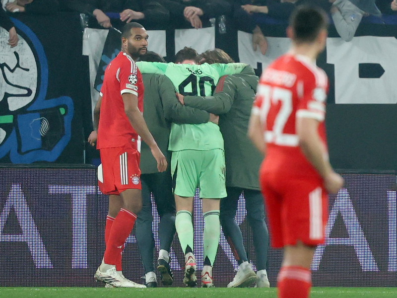 Jonas Urbig muss in Bergamo vom Platz geführt werden. Der Torwart erlitt eine Gehirnerschütterung. - Foto: Jan Woitas/dpa