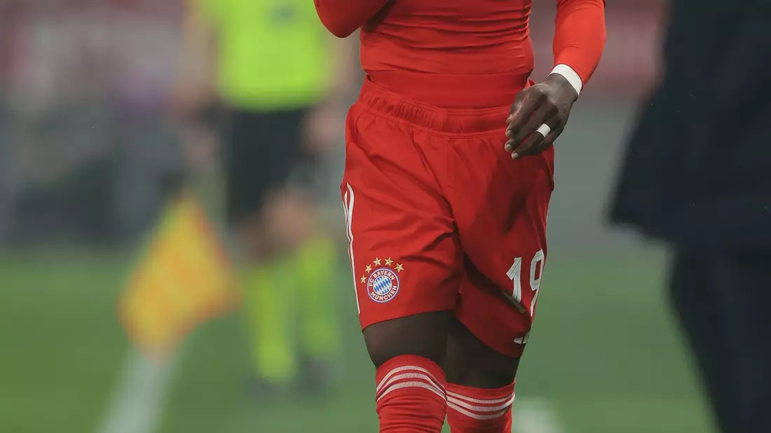 Ein frustrierter Alphonso Davies nach seiner nächsten Muskelverletzung in Bergamo. - Bild: Jonathan Moscrop/CSM via ZUMA Press Wire/dpa