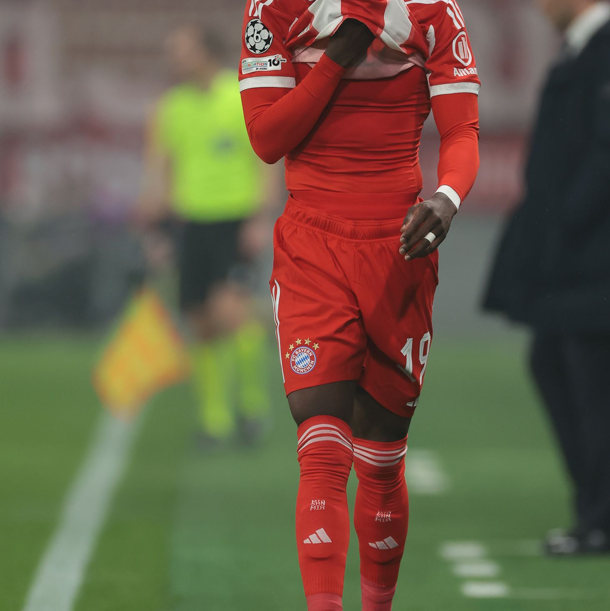 Ein frustrierter Alphonso Davies nach seiner nächsten Muskelverletzung in Bergamo. - Foto: Jonathan Moscrop/CSM via ZUMA Press Wire/dpa