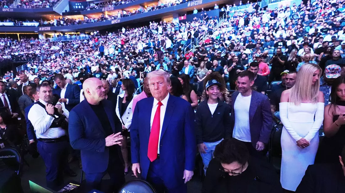 US-Präsident Donald Trump - hier mit UFC-Boss Dana White - gilt als Mixed-Martial-Arts-Fan. Athleten des Kampfsports sollen nun FBI-Mitarbeiter trainieren. (Archivbild)  - Bild: Frank Franklin II/AP/dpa