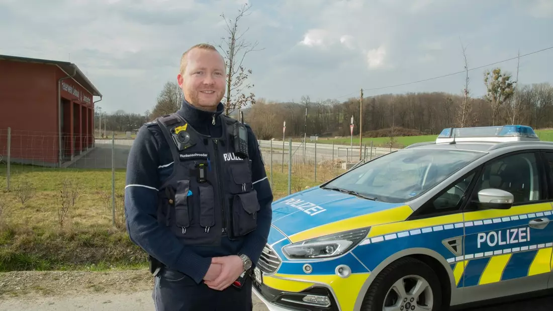 POL-LIP: Detmold. Polizeioberkommissar Tobias Hunkenschroeder ist neuer Bezirksdienstbeamter für den Detmolder Norden. - Bild: presseportal.de