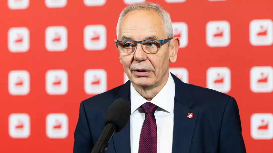 IG-BCE-Chef Michael Vassiliadis warnt vor einem Kahlschlag, etwa in der Chemieindustrie (Archivbild) - Bild: Michael Matthey/dpa