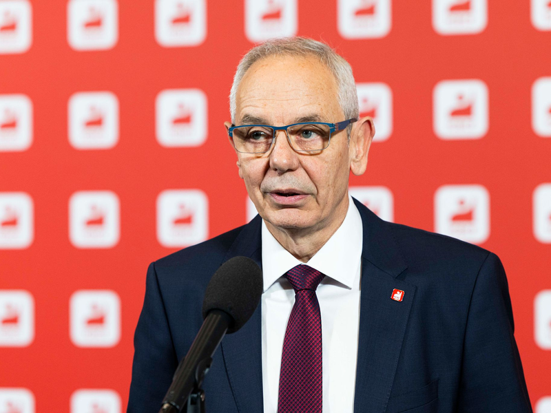 IG-BCE-Chef Michael Vassiliadis warnt vor einem Kahlschlag, etwa in der Chemieindustrie (Archivbild) - Foto: Michael Matthey/dpa