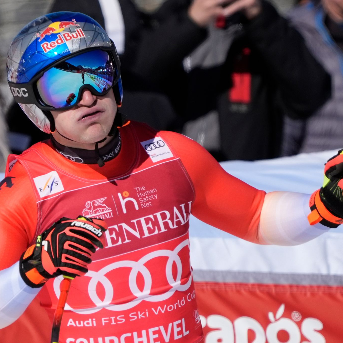 Kann im Ziel erleichtert durchpusten: Ski-Ass Odermatt nach der Abfahrt von Courchevel. - Foto: Giovanni Auletta/AP/dpa