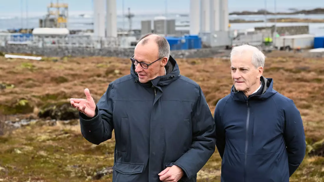 Der Kanzler, der norwegische Ministerpräsident und im Hintergrund Deutschlands Tor zum Weltraum. Von hier werden die deutschen «Spectrum»-Raketen gestartet. - Bild: Soeren Stache/dpa