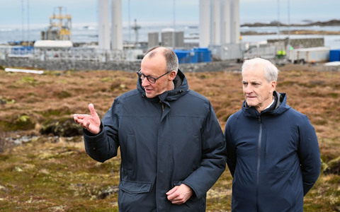 Der Kanzler, der norwegische Ministerpräsident und im Hintergrund Deutschlands Tor zum Weltraum. Von hier werden die deutschen «Spectrum»-Raketen gestartet. - Foto: Soeren Stache/dpa