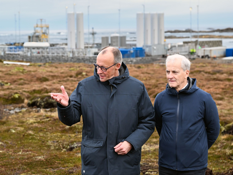 Der Kanzler, der norwegische MinisterprÀsident und im Hintergrund Deutschlands Tor zum Weltraum. Von hier werden die deutschen «Spectrum»-Raketen gestartet. - Foto: Soeren Stache/dpa