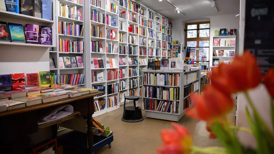 Auch die Buchhandlung «Zur schwankenden Weltkugel» in Berlin wurde von der Preisliste gestrichen (Archivbild). - Bild: Bernd von Jutrczenka/dpa