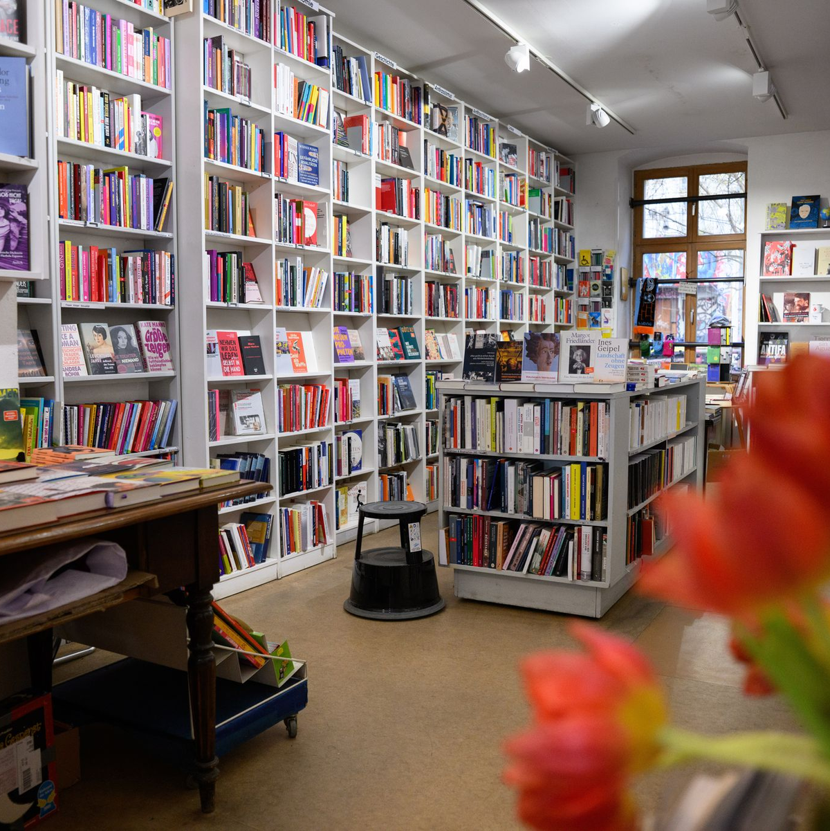 Auch die Buchhandlung «Zur schwankenden Weltkugel» in Berlin wurde von der Preisliste gestrichen (Archivbild). - Foto: Bernd von Jutrczenka/dpa