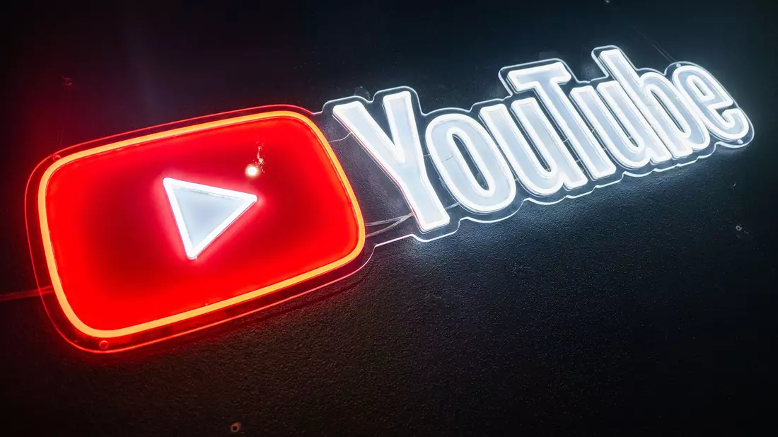 Nach einem Landgerichtsurteil müssen gesponserte YouTube-Videos klarer als bislang als Werbung gekennzeichnet werden.  - Bild: Christophe Gateau/dpa
