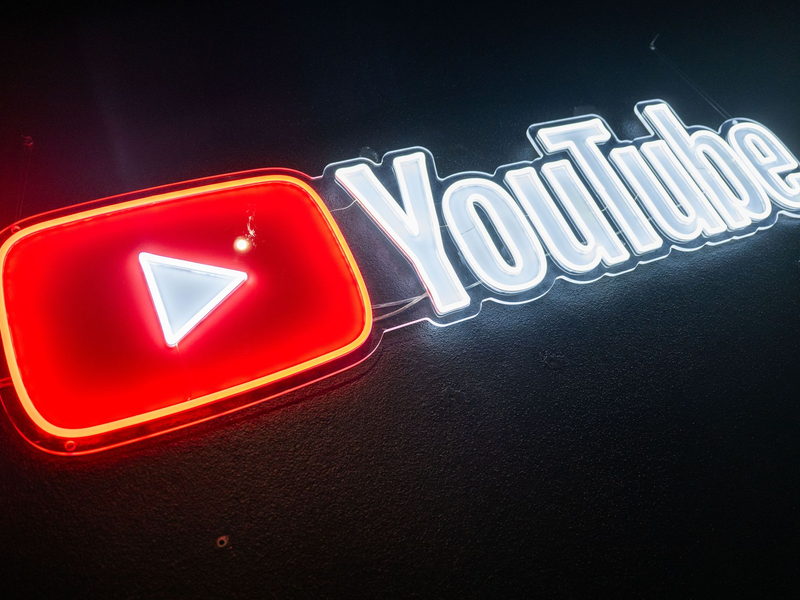 Nach einem Landgerichtsurteil müssen gesponserte YouTube-Videos klarer als bislang als Werbung gekennzeichnet werden.  - Foto: Christophe Gateau/dpa