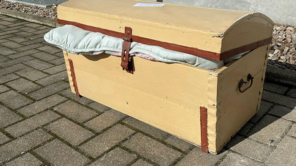 LPI-EF: Eigentümer einer Holztruhe gesucht - Foto: presseportal.de