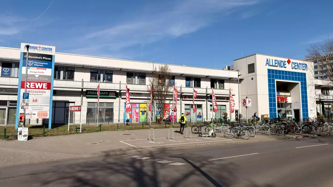 In dem Einkaufszentrum hatte sich ein Wildschwein verirrt. - Bild: Michael Ukas/dpa