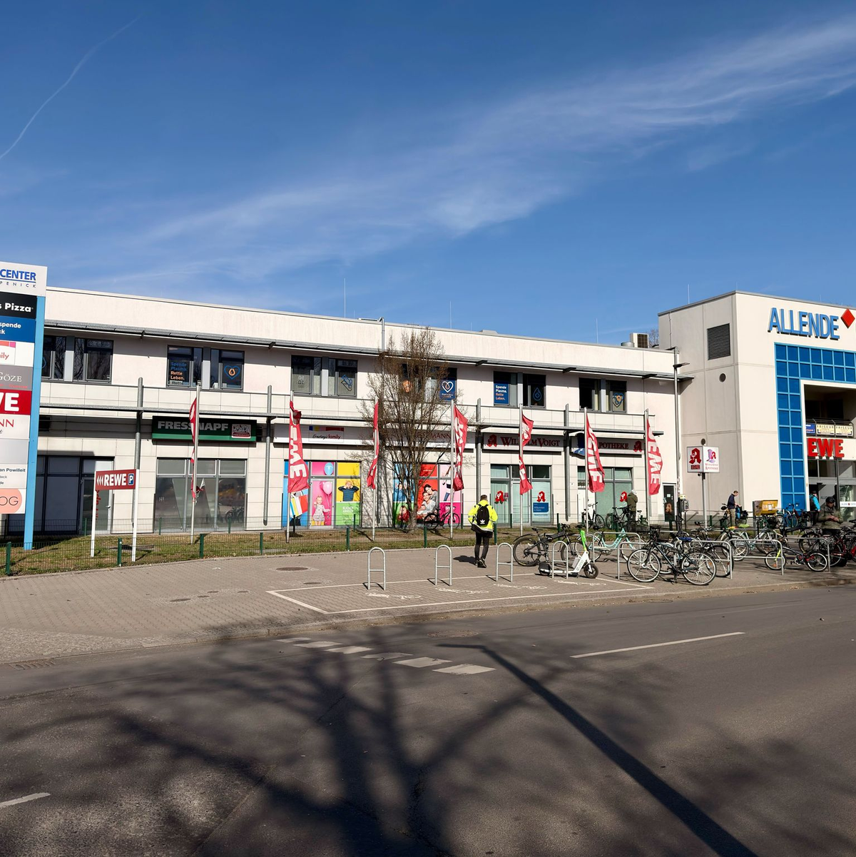 In dem Einkaufszentrum hatte sich ein Wildschwein verirrt. - Foto: Michael Ukas/dpa