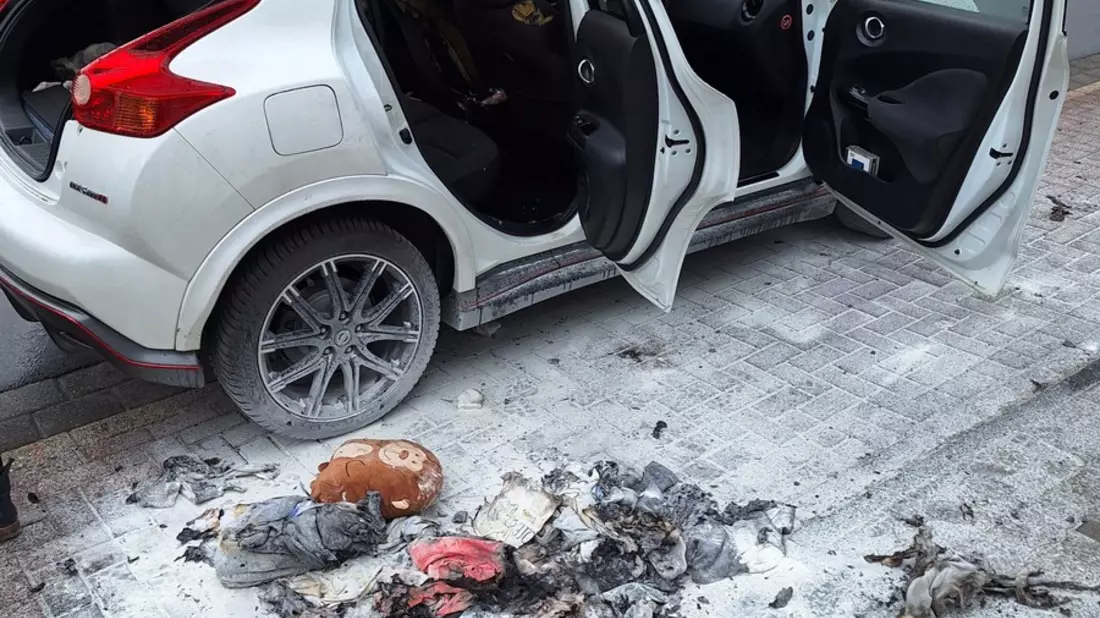 FW Dinslaken: PKW-Brand verläuft glimpflich - Bild: presseportal.de