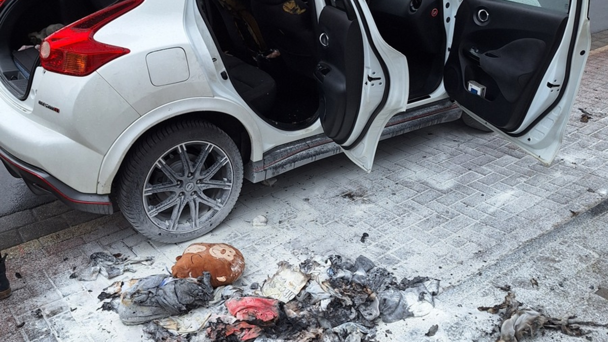 FW Dinslaken: PKW-Brand verläuft glimpflich - Foto: presseportal.de