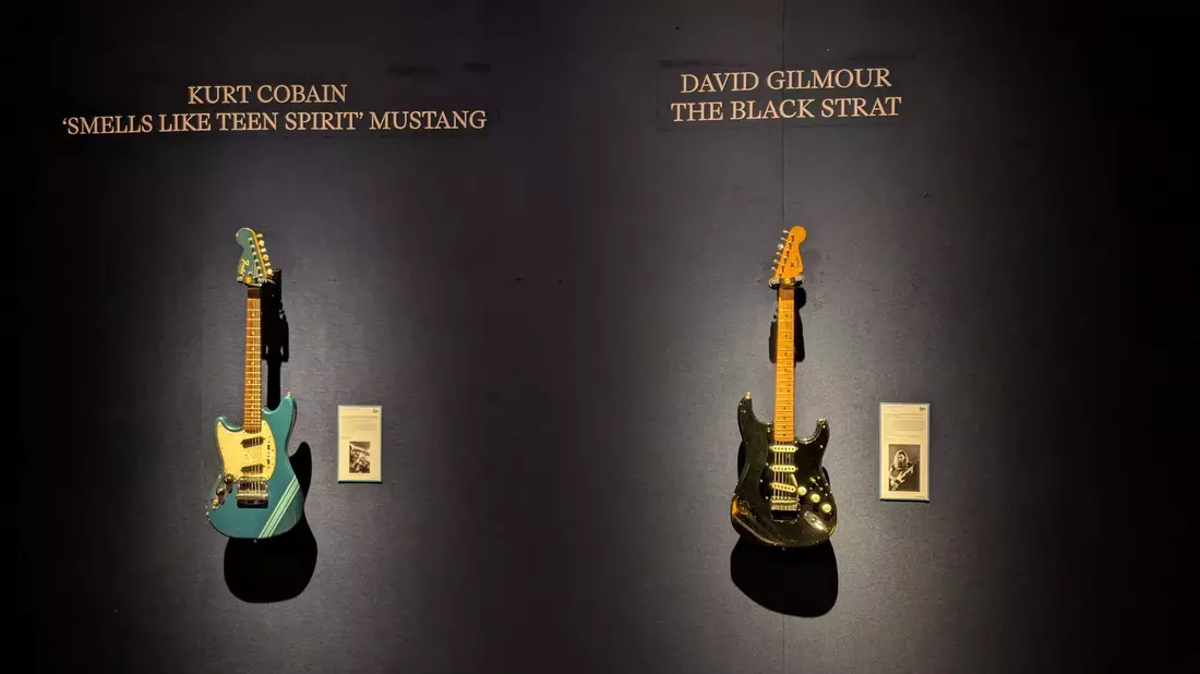 Die «Black Strat» von David Gilmour (r) erzielte einen Rekordpreis von umgerechnet rund 12,4 Millionen Euro. Eine Gitarre von Kurt Cobain kam für rund 6 Millionen Euro unter den Hammer. - Bild: Philip Dethlefs/dpa
