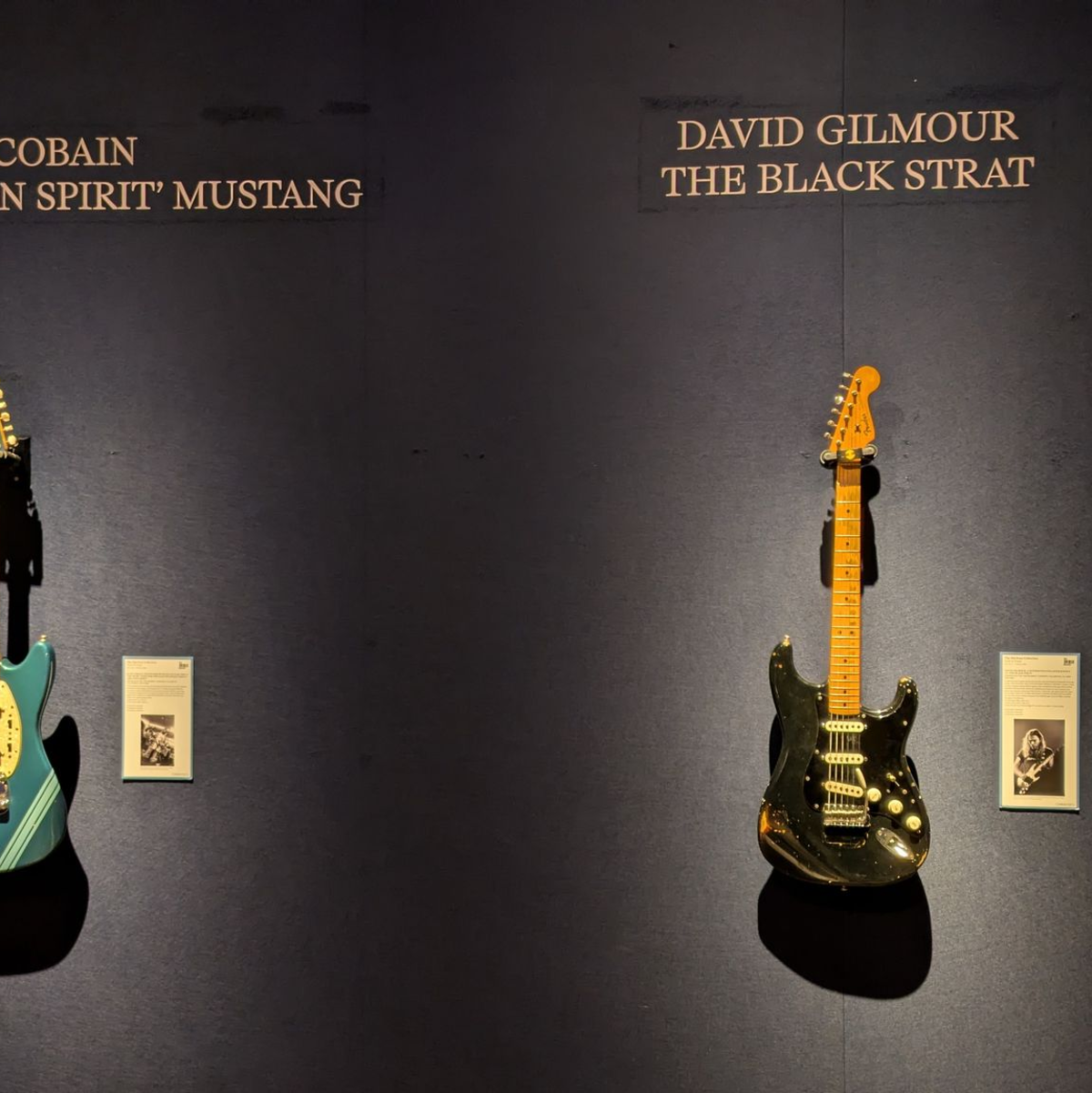 Die «Black Strat» von David Gilmour (r) erzielte einen Rekordpreis von umgerechnet rund 12,4 Millionen Euro. Eine Gitarre von Kurt Cobain kam für rund 6 Millionen Euro unter den Hammer. - Foto: Philip Dethlefs/dpa