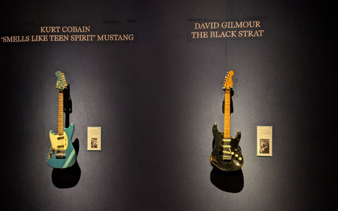 Die «Black Strat» von David Gilmour (r) erzielte einen Rekordpreis von umgerechnet rund 12,4 Millionen Euro. Eine Gitarre von Kurt Cobain kam für rund 6 Millionen Euro unter den Hammer. - Foto: Philip Dethlefs/dpa Die «Black Strat» von David Gilmour (r) erzielte einen Rekordpreis von umgerechnet rund 12,4 Millionen Euro. Eine Gitarre von Kurt Cobain kam für rund 6 Millionen Euro unter den Hammer. - Foto: Philip Dethlefs/dpa